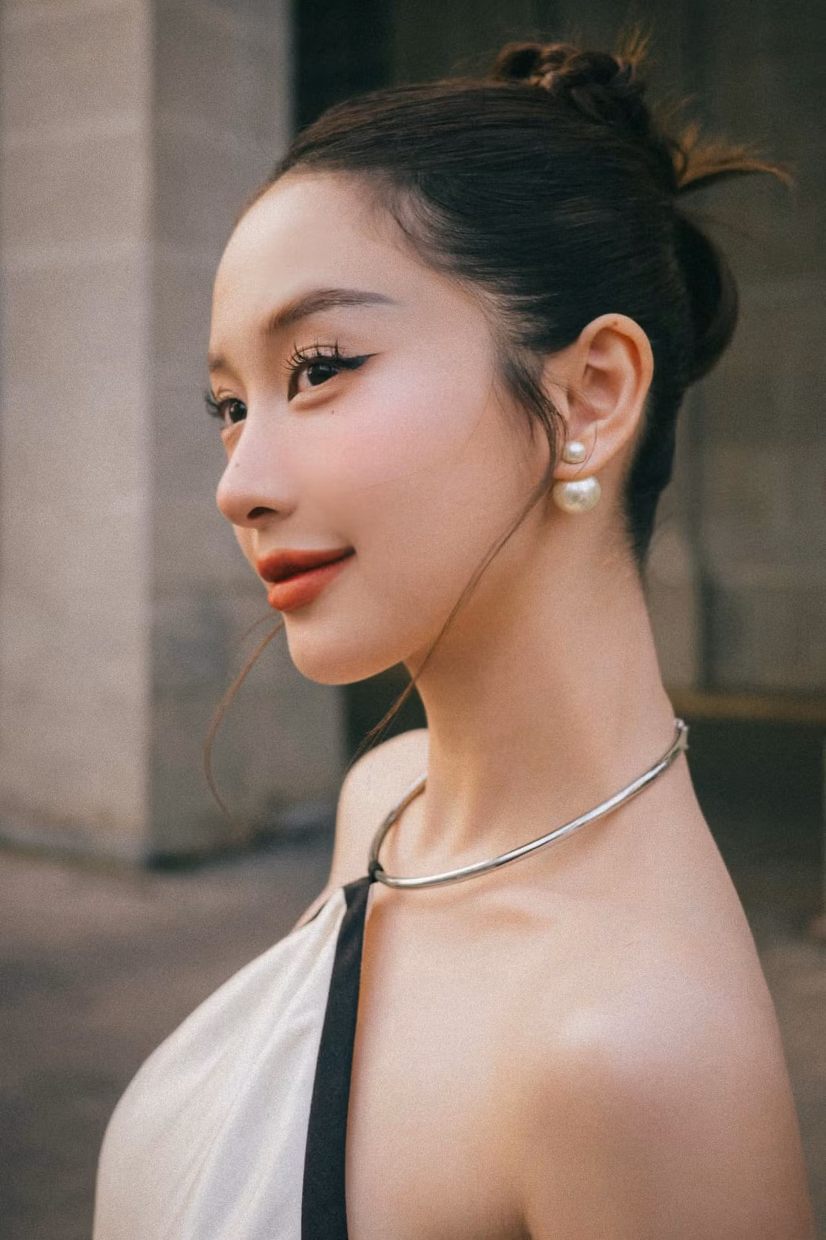 Trả lời sự thắc mắc của khán giả về chiếc poster phim, Jun Vũ cho biết, khi đọc kịch bản lần đầu tiên, Jun thấy có sự đồng cảm với nhân vật Su. Cô gái này đã trải qua những tổn thương trong tình yêu, mất niềm tin và dè dặt trong tình cảm.