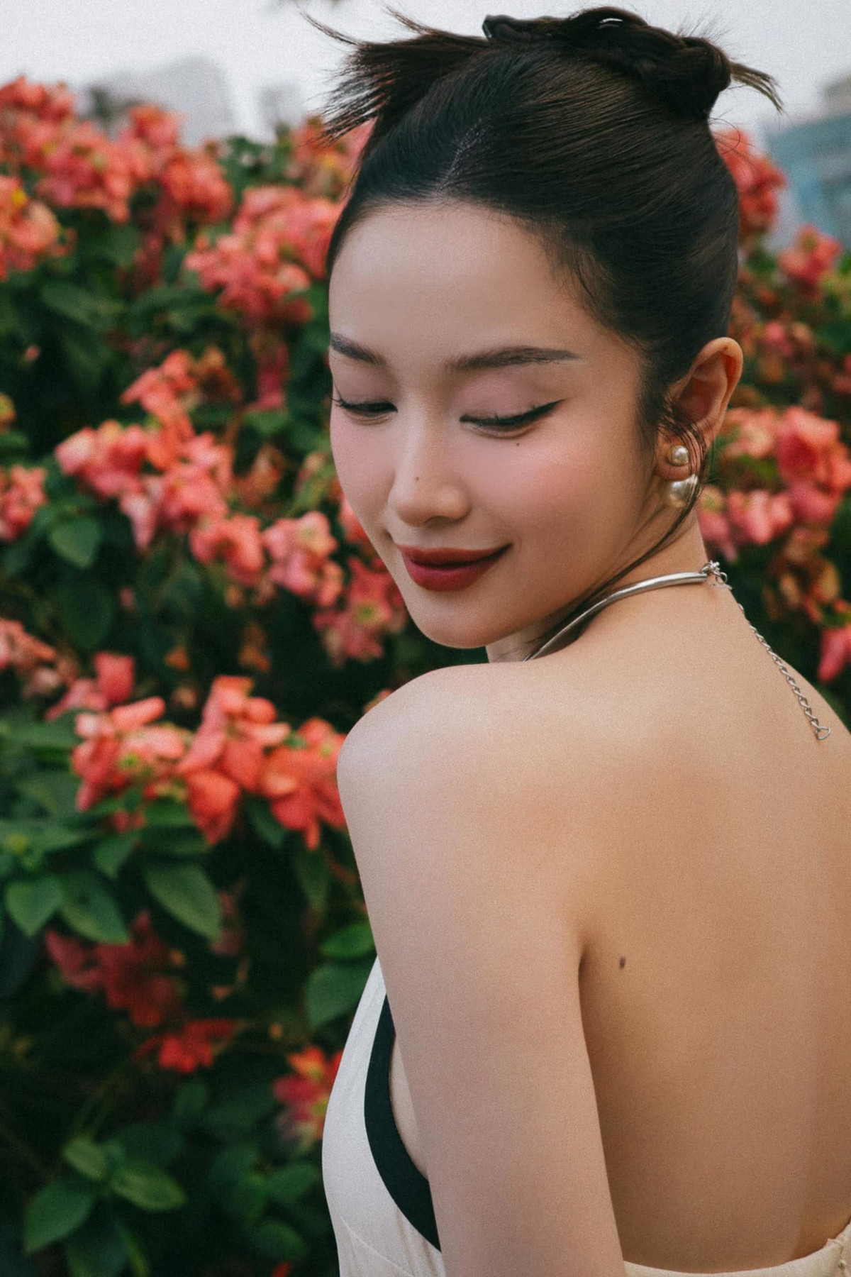 Tuy nhiên, cũng vì thế mà bùng nổ nhiều ý kiến trái chiều, đặc biệt là khi poster phim được tung ra, nữ diễn viên Jun Vũ khiến không ít khán giả bất ngờ vì trang phục "thiếu vải".