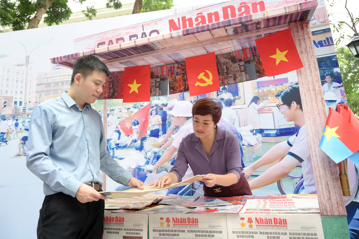 Bên cạnh đó, cũng trên tờ báo in Nhân Dân, bạn đọc có thể quét 4 mã QR để xem video động trên mặt phẳng tĩnh với công nghệ AR. 4 mã QR này tương ứng với 4 khoảnh khắc quan trọng trong Chiến dịch Hồ Chí Minh, bao gồm hình ảnh xe tăng của quân đội ta húc đổ cổng Dinh Độc lập.