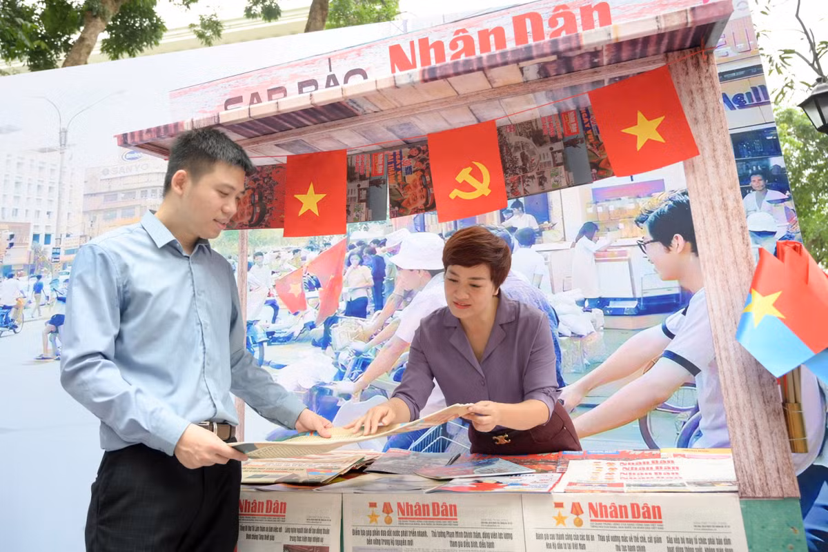 Bên cạnh đó, cũng trên tờ báo in Nhân Dân, bạn đọc có thể quét 4 mã QR để xem video động trên mặt phẳng tĩnh với công nghệ AR. 4 mã QR này tương ứng với 4 khoảnh khắc quan trọng trong Chiến dịch Hồ Chí Minh, bao gồm hình ảnh xe tăng của quân đội ta húc đổ cổng Dinh Độc lập.