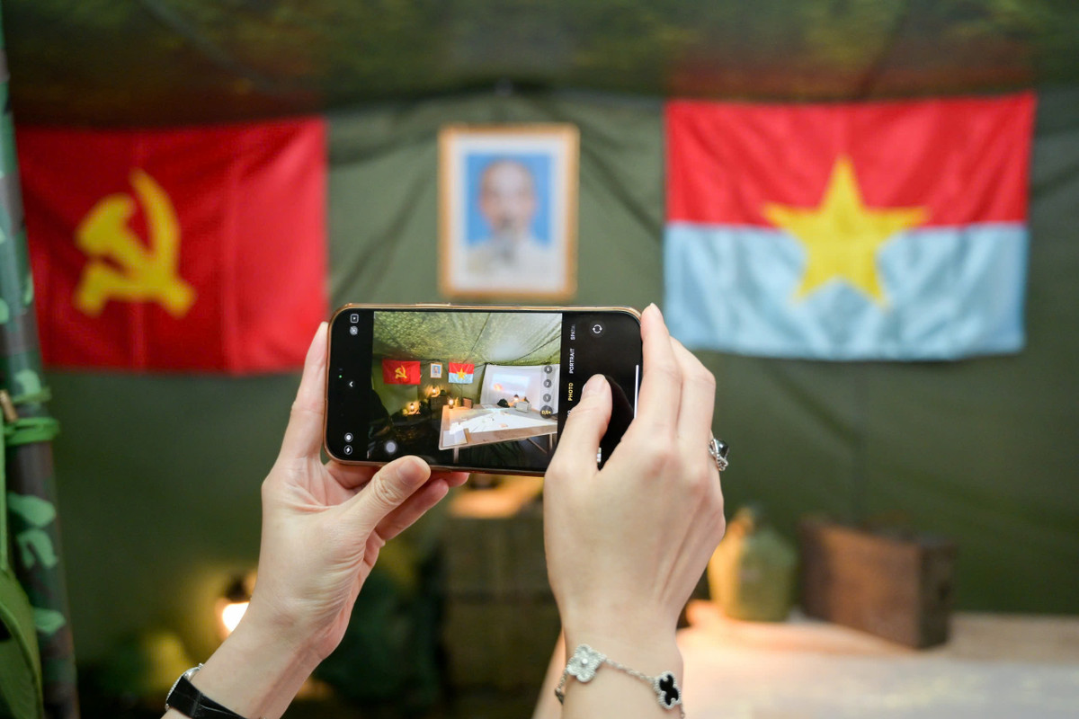 “Trải nghiệm AR của em rất mượt mà, không lệch hình, không có độ trễ. Sự thú vị của công nghệ này đã khiến những sự kiện lịch sử bớt khô khan với giới trẻ hơn rất nhiều. Với em, triển lãm lần này của Báo Nhân Dân rất chỉn chu và sáng tạo” - một sinh viên của Học viện Ngoại giao cho biết.