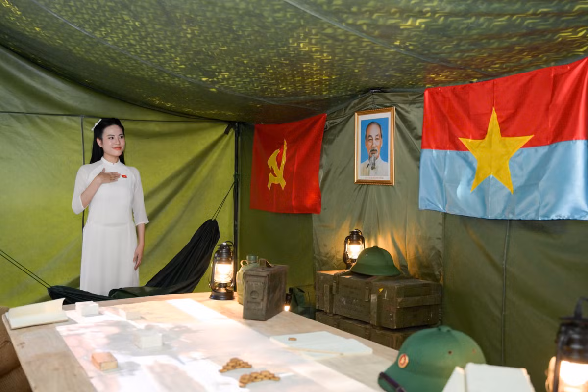 Chưa hết, tại khu vực “Những trận đánh quyết định”, người xem có thể quét mã QR để truy cập phiên bản trực tuyến và sa bàn tương tác tương ứng từng trận chiến.