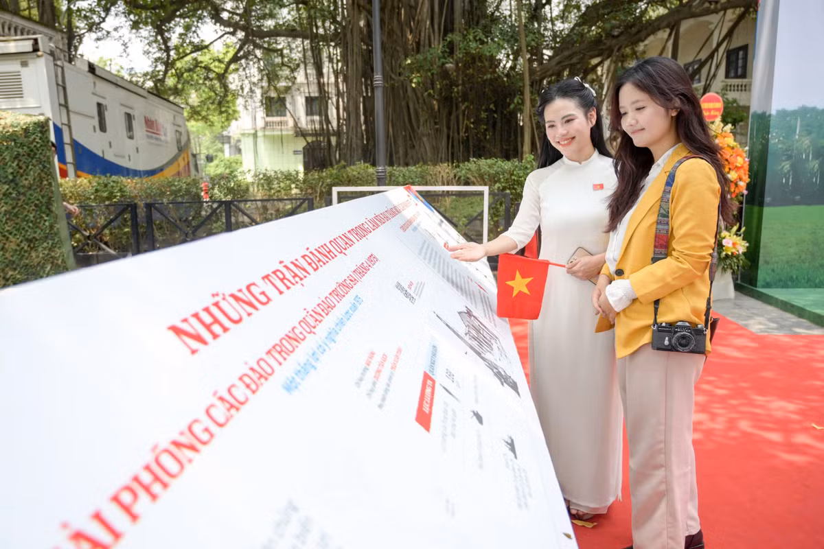 Trải nghiệm công nghệ tại triển lãm do báo Nhân Dân tổ chức, có không ít tiếng trầm trồ, thàn phục từ các bạn trẻ tại khu trưng bày phụ trương đặc biệt này.