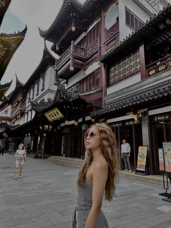 Nhìn thấy cuộc sống của Nhật Lê hiện tại, nhiều fan không khỏi vui mừng. Cuối cùng, cô gái 17 tuổi năm nào từng gây ra nhiều ồn ào bên Quang Hải bây giờ đã có cuộc sống bình yên, hạnh phúc bên người chồng giàu có.