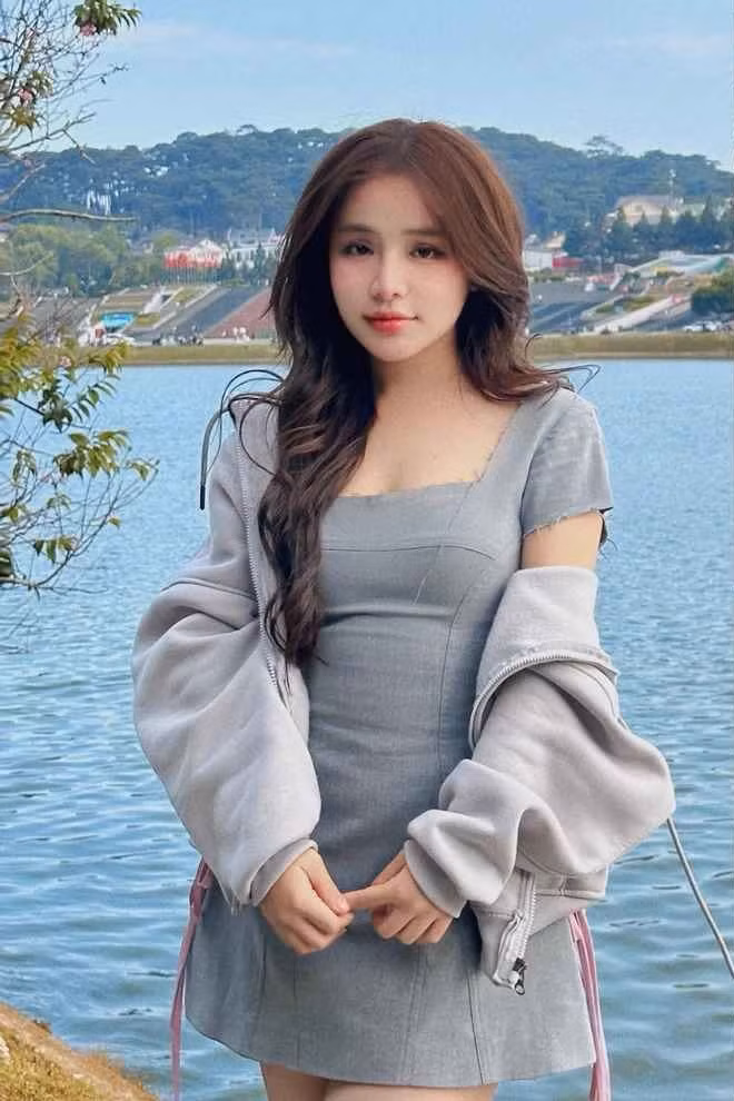 Tuy nhiên sau khoảng 1 tháng, Khánh Vân cho biết cô đã thay đổi suy nghĩ khi đi khám và nghe thấy tiếng tim đập của em bé trong bụng. Cô gái gốc Bắc Giang cũng cho hay bản thân đã cản đảm, tự tin hơn khi chia sẻ về hành trình làm mẹ của mình trong thời gian tới.