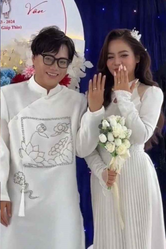 Sau đó, cặp đôi Phạm Thoại và Khánh Vân nhận nhiều chỉ trích khi bị cho là coi thường khán giả, đem ngày trọng đại cả đời ra để làm nội dung.