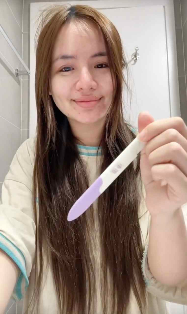 Mới đây, Khánh Vân bất ngờ thông báo đã mang thai. Thông tin này khiến dân tình bày tỏ sự hoang mang, xen lẫn tò mò bởi cô nàng chưa công khai danh tính bạn trai. Thậm chí, nhiều người vẫn thắc mắc và nhắc đến tên Phạm Thoại trong đoạn video clip chia sẻ tin vui này của hot girl sinh năm 2k1.