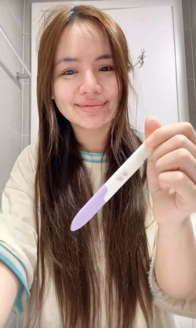 Mới đây, Khánh Vân bất ngờ thông báo đã mang thai. Thông tin này khiến dân tình bày tỏ sự hoang mang, xen lẫn tò mò bởi cô nàng chưa công khai danh tính bạn trai. Thậm chí, nhiều người vẫn thắc mắc và nhắc đến tên Phạm Thoại trong đoạn video clip chia sẻ tin vui này của hot girl sinh năm 2k1.