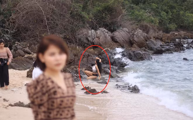 Chuyện chẳng là trong chuyến đi biển, cô gái rất nhiệt tình tạo dáng trước ống kính máy ảnh của bạn trẻ và anh chàng cũng chẳng ngần ngại mà lăn, bò ra bãi cát để chọn những góc máy đẹp nhất làm hài lòng người yêu.