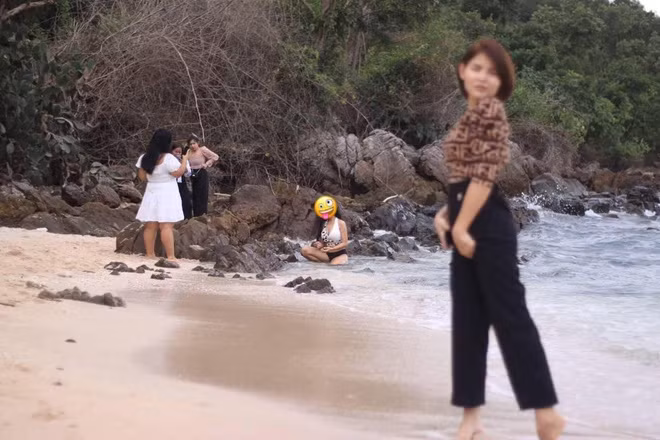 Người yêu thì bị mờ nhưng anh chàng chụp ảnh không có tâm lại khá đỉnh trong việc lấy nét cô gái xa lạ phía sau đang diện trang phục đi biển quyến rũ.