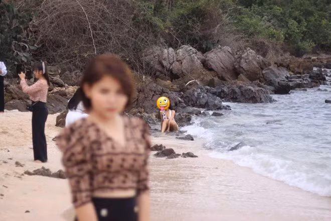 Chẳng hiểu là do trình độ chụp ảnh của anh chàng có vấn đề, hay vì lý do gì mà không một bức ảnh nào rõ mặt người yêu anh.