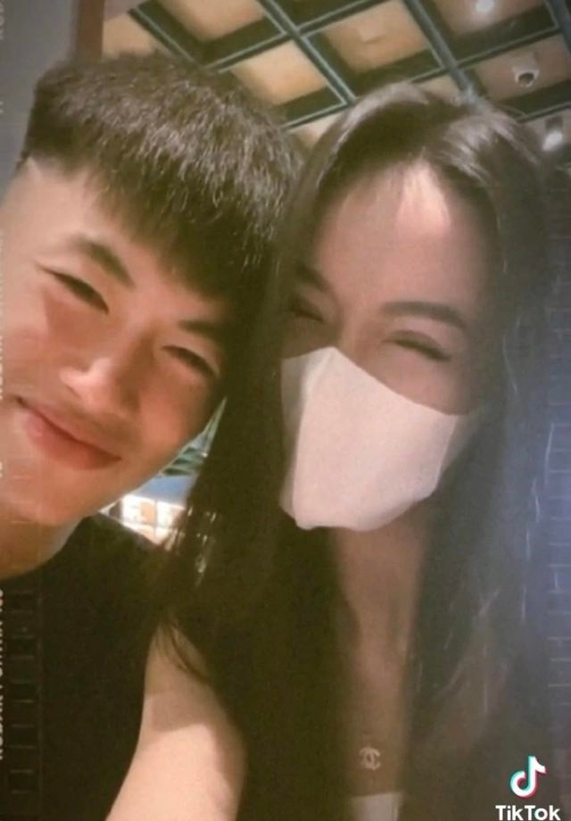 Nguyễn Văn Trường là cầu thủ đang cùng U23 Việt Nam chinh chiến tại VCK U23 Đông Nam Á. Dù hiếm khi đăng ảnh với bạn gái nhưng tiền vệ điển trai này khẳng định “hoa có chủ” bằng cách để trạng thái mối quan hệ trên trang cá nhân.