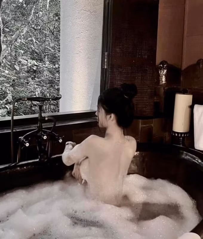 Trên trang cá nhân, Bùi Minh Trang thường xuyên diện những trang phục quyến rũ để khoe vòng 1 căng tràn.