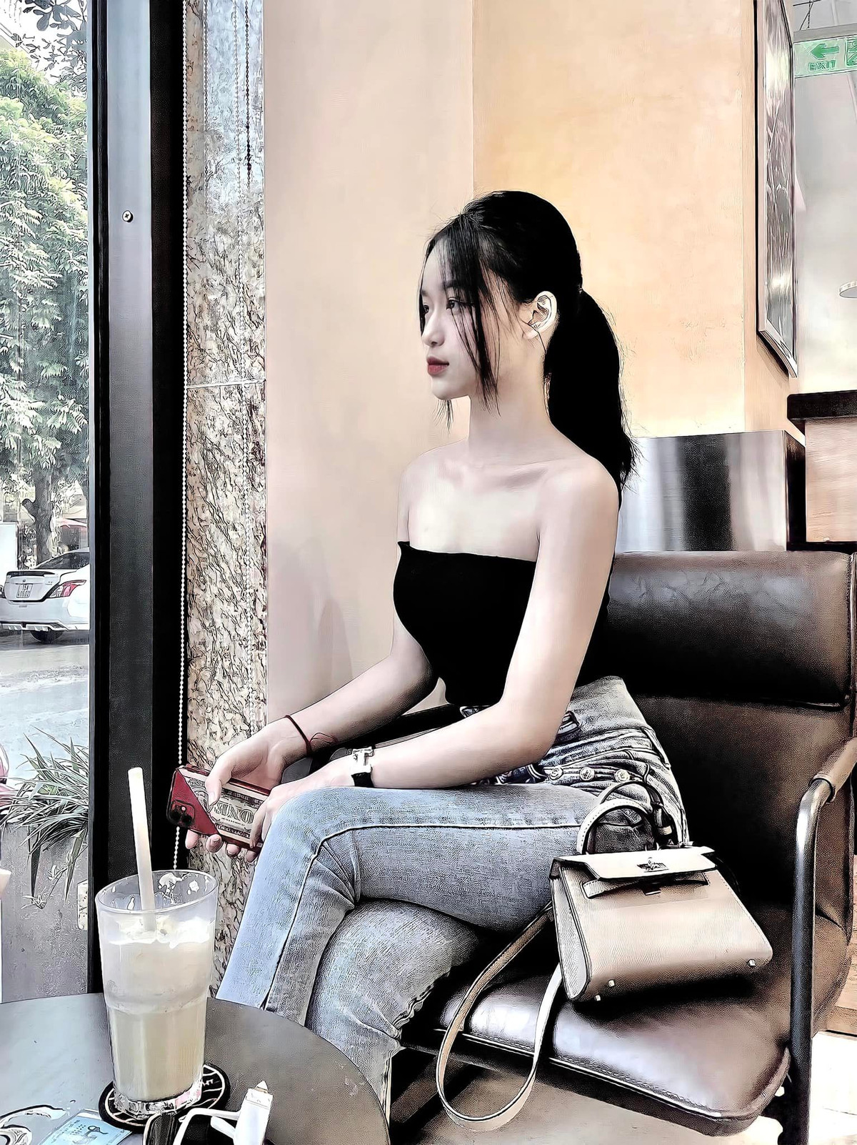 Sở hữu gương mặt đẹp cùng body đâu ra đấy, bạn gái Văn Trường không ngại thử sức với nhiều gu thời trang.