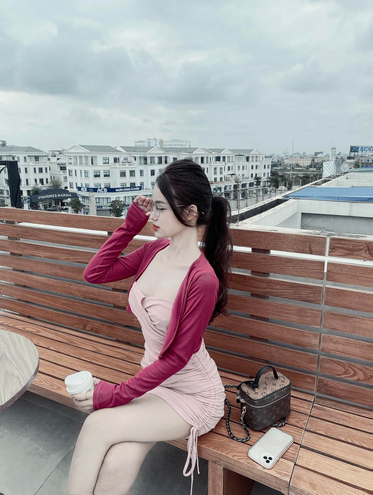 Minh Trang không ngại khoe gu thời trang quyến rũ, sang chảnh của mình.