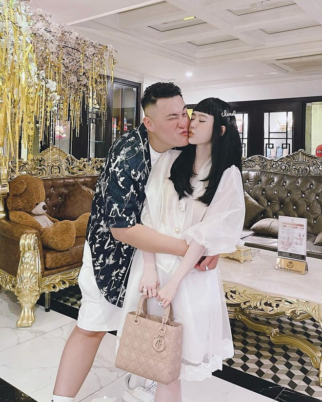 Vân Tiny cho biết cho biết thêm, tháng 8 Corbin vào nhập học nên sẽ đi học từ 7h - 16h nhưng gia đình vẫn giữ lương không giảm.