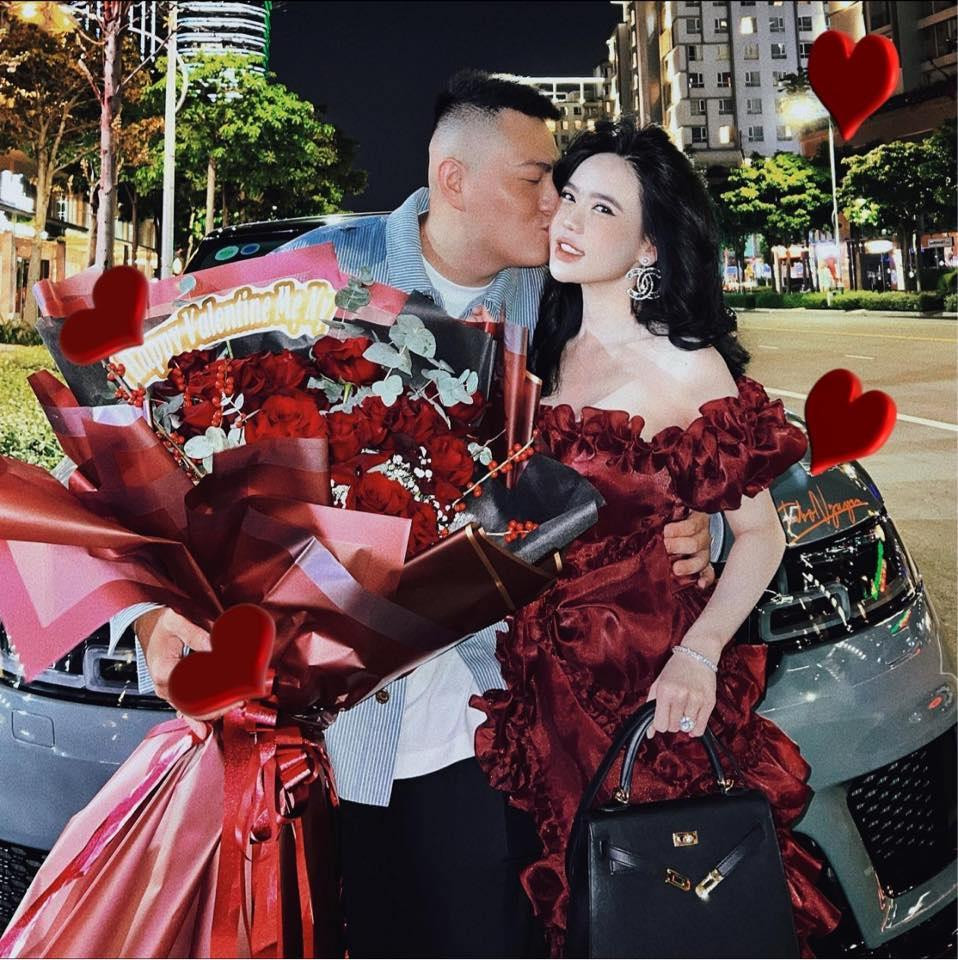 Đổi lại, bảo mẫu khi làm việc cho gia đình cựu hot girl Vân Tiny sẽ được hưởng những phúc lợi cực hấp dẫn như: ăn uống - sinh hoạt - ngủ nghỉ tại nhà chủ, lương 10 triệu/tháng, làm đủ năm có lương tháng 13, làm tốt mỗi tháng sẽ thưởng thêm, ngoài ra quà sinh nhật, lì xì Tết có đủ.