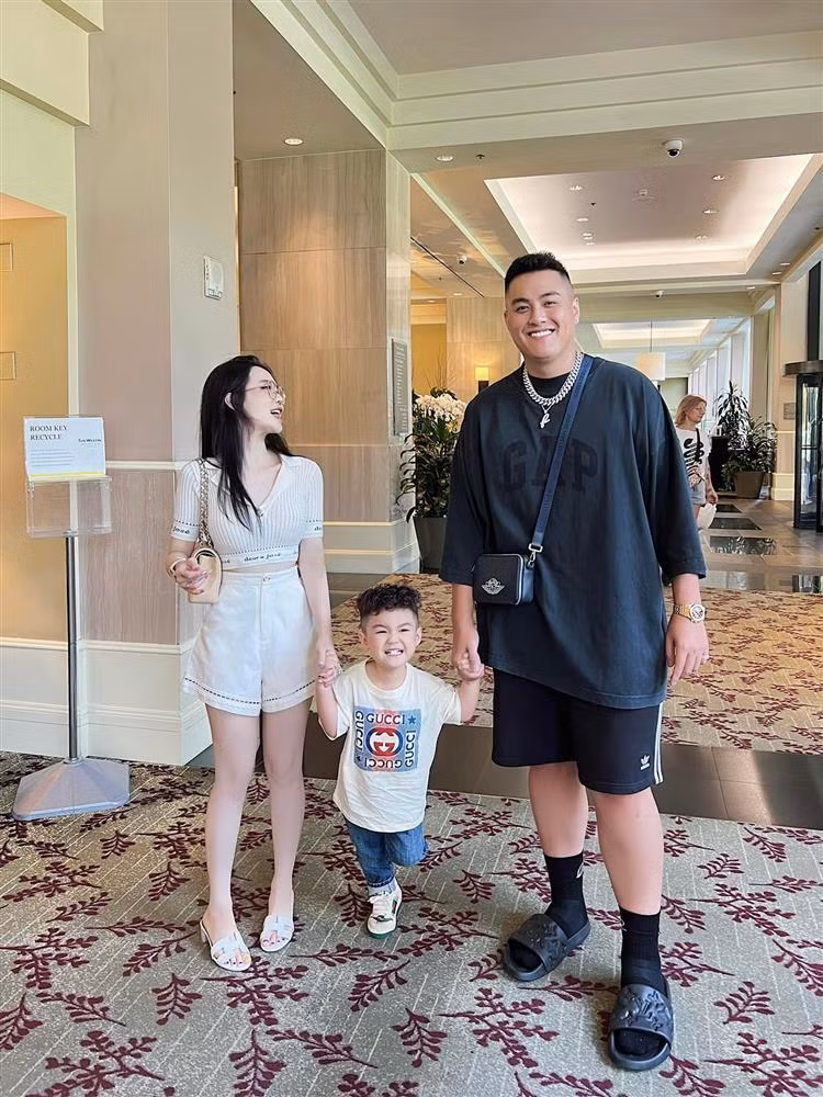 Đặc biệt, Vân Tiny khẳng định gia đình không có sự phân biệt đối xử. Ăn uống ngày 3 buổi với gia đình, họ ăn gì thì bảo mẫu ăn đó.