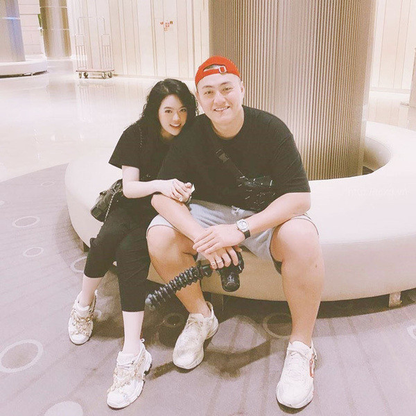 Chưa kể, gia đình con dâu ông trùm điện tử đi du lịch trong hay ngoài nước, vị vú em may mắn đều được đi cùng như người trong nhà.