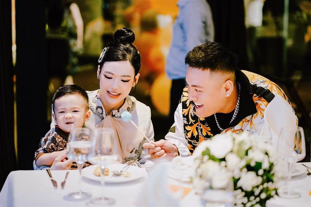 Tiêu chí mà cựu hot girl Vân Tiny đưa ra, phụ nữ trong độ tuổi 35 - 45, độc thân. Ngoài ra, bà xã Youtuber Fabo Nguyễn cần người có kinh nghiệm ít nhất 2 năm, yêu trẻ con, sạch sẽ, kiệm lời, nếu biết tiếng Anh hoặc là cô giáo mầm non sẽ là một lợi thế.