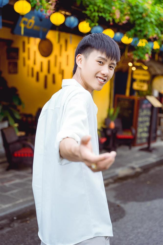 Không chỉ bắt trend cực nhanh, Đạt Villa còn gây chú ý khi sở hữu ngoại hình sáng.