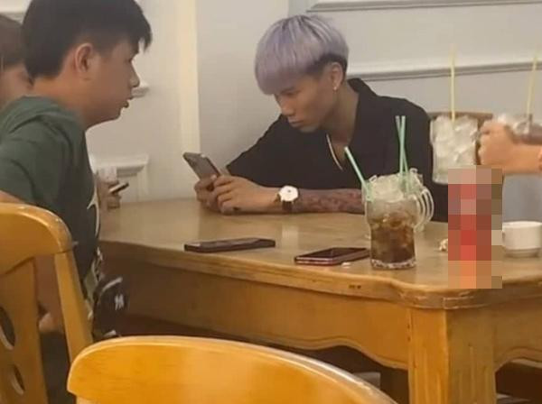 Khác hẳn vẻ ngoài thư sinh, trắng trẻo từng được Đạt đăng tải trước đó, lần lên sóng này 9X để lộ làn da sạm đen, hàm răng "vâu"