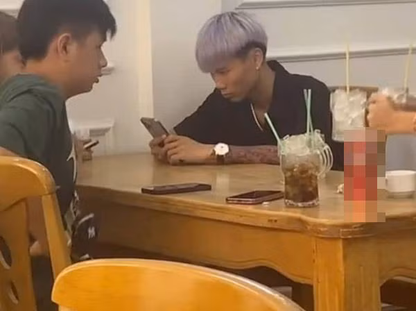 Khác hẳn vẻ ngoài thư sinh, trắng trẻo từng được Đạt đăng tải trước đó, lần lên sóng này 9X để lộ làn da sạm đen, hàm răng "vâu"