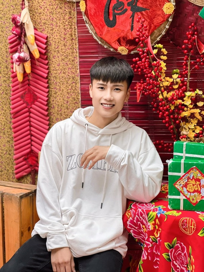 Ngoài ra, mắt và môi Đạt cũng khá thâm, đặc biệt hàm răng bị soi ố vàng, khấp khểnh.