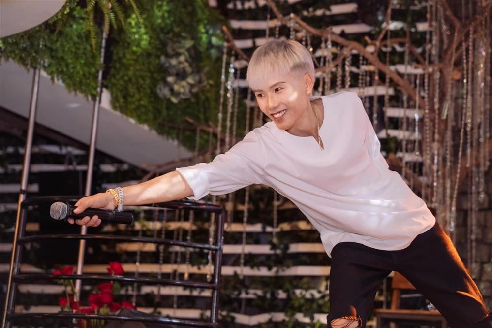 Trước khi theo nghiệp TikTok vào năm 2020, anh là chủ một tiệm làm tóc.