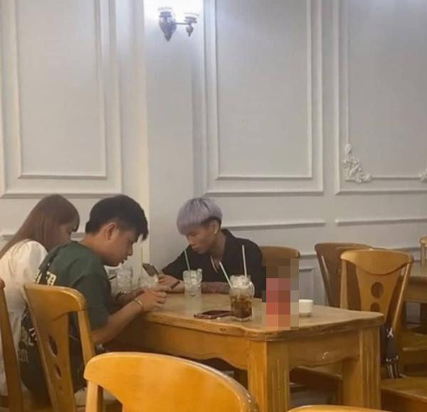 Mới đây, chàng hot Tiktok bất ngờ trở thành tâm điểm khi xuất hiện trong một clip của cô gái đến từ Malaysia. Những bức ảnh chụp lén, anh đang ngồi ở quán ăn cùng một số người bạn.