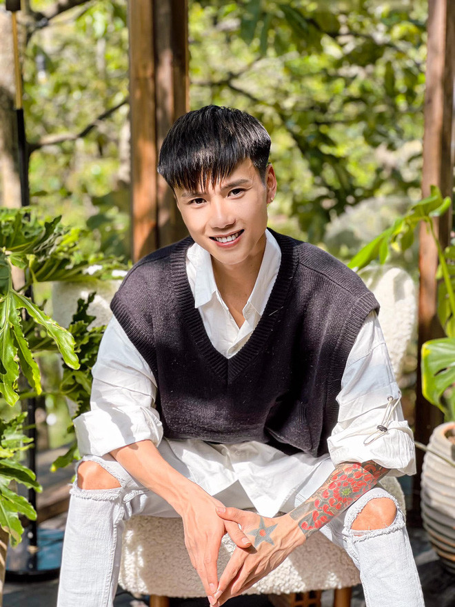 Chứng kiến hình ảnh Đạt Villa bị chụp lén, nhiều netizen không khỏi ngỡ ngàng.