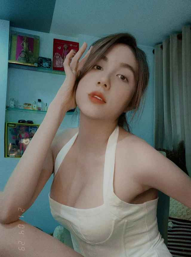 Dẫu vậy thì trên sóng stream, nhiều fan vẫn thường xuyên trêu đùa nam streamer rằng: “Xài hao vợ” ý chỉ Trân Mèo không còn xinh đẹp như xưa.