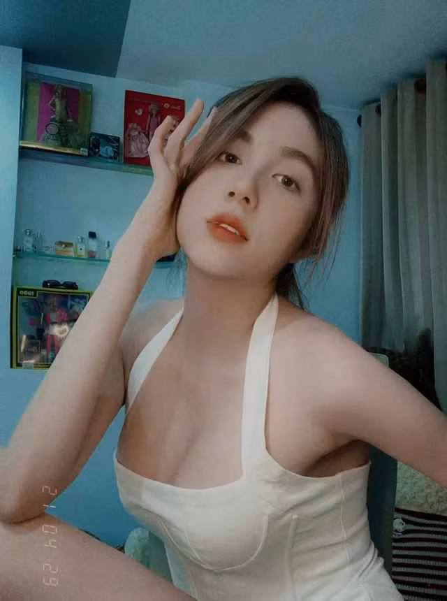 Dẫu vậy thì trên sóng stream, nhiều fan vẫn thường xuyên trêu đùa nam streamer rằng: “Xài hao vợ” ý chỉ Trân Mèo không còn xinh đẹp như xưa.