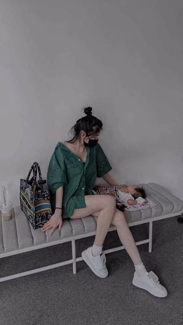 Ngắm nhìn nhan sắc cực phẩm đúng chuẩn hot girl này thì mọi người có lẽ sẽ hiểu vì sao mà Rambo Cao Lãnh mê như điếu đổ Bảo Trân.