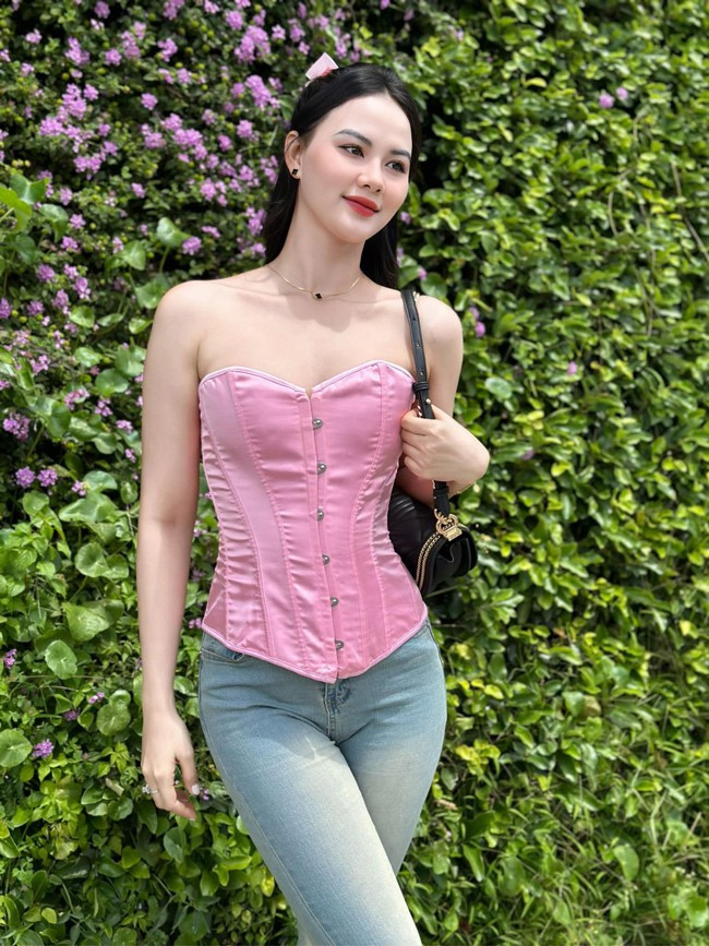 Trương Thị Mụi chia sẻ, cô nàng không có bí quyết đặc biệt trong việc giữ dáng và chăm sóc sắc đẹp. Cô nàng chỉ duy trì chế độ ăn lành mạnh, hạn chế tinh bột và đồ dầu mỡ.