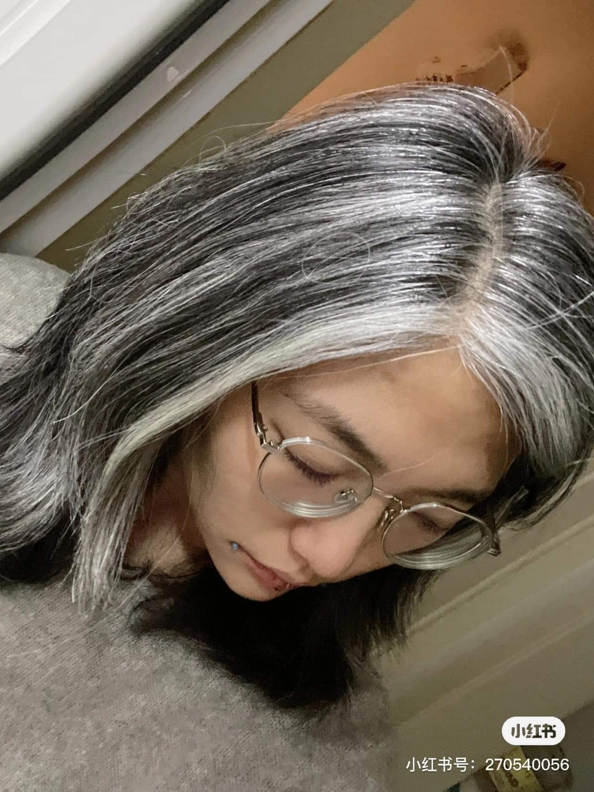 Để có được một mái tóc ưng ý nhiều người không tiếc chi số tiền khủng chỉ mong muốn có được kiểu tóc hot trend nhất. Đặc biệt là kiểu nhuộm tóc phẩy light rất được các bạn trẻ hiện nay yêu thích.