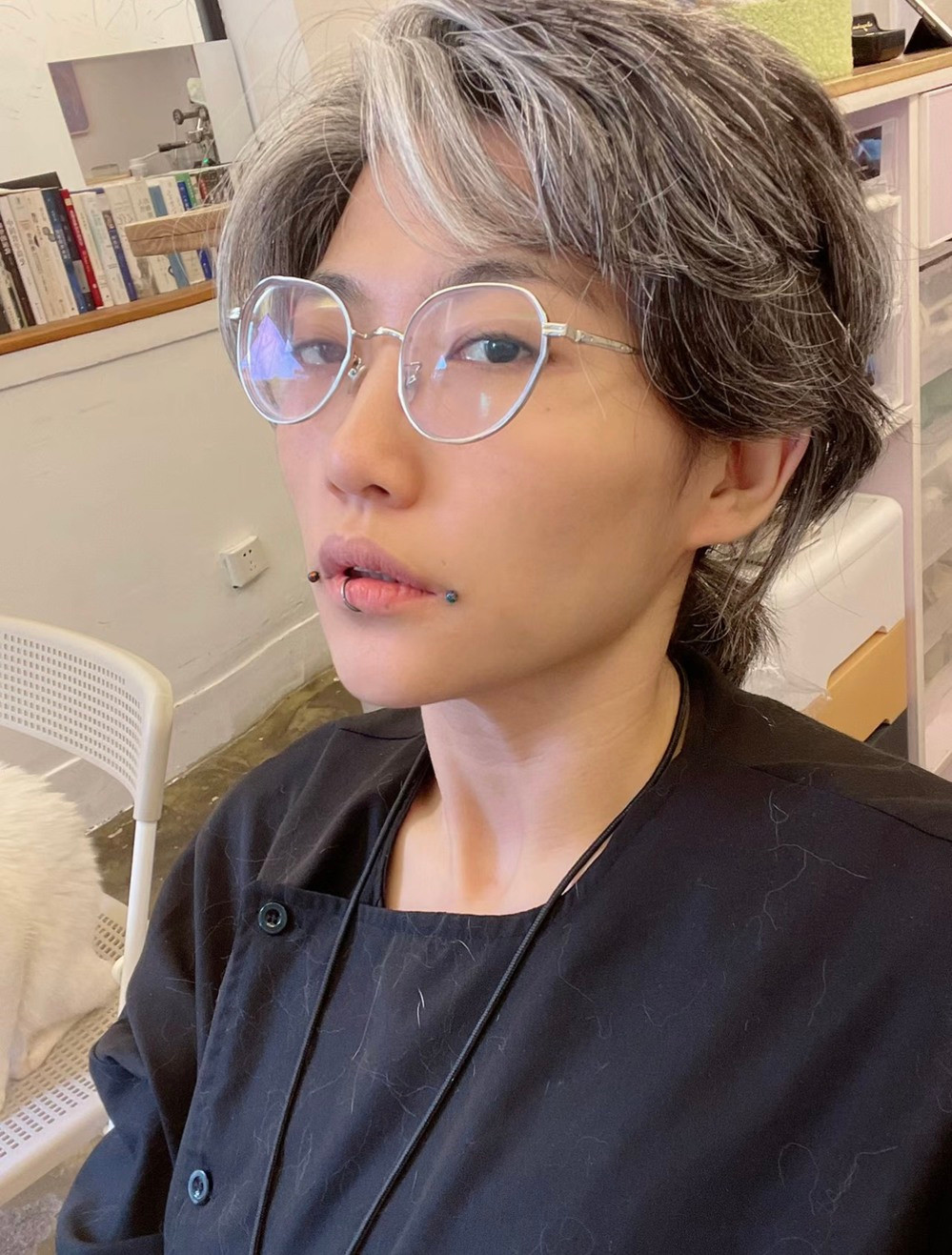 Trước đó, mạng xã hội Việt Nam cũng từng chia sẻ một trường hợp tương tự khi nhuộm tóc highlight.