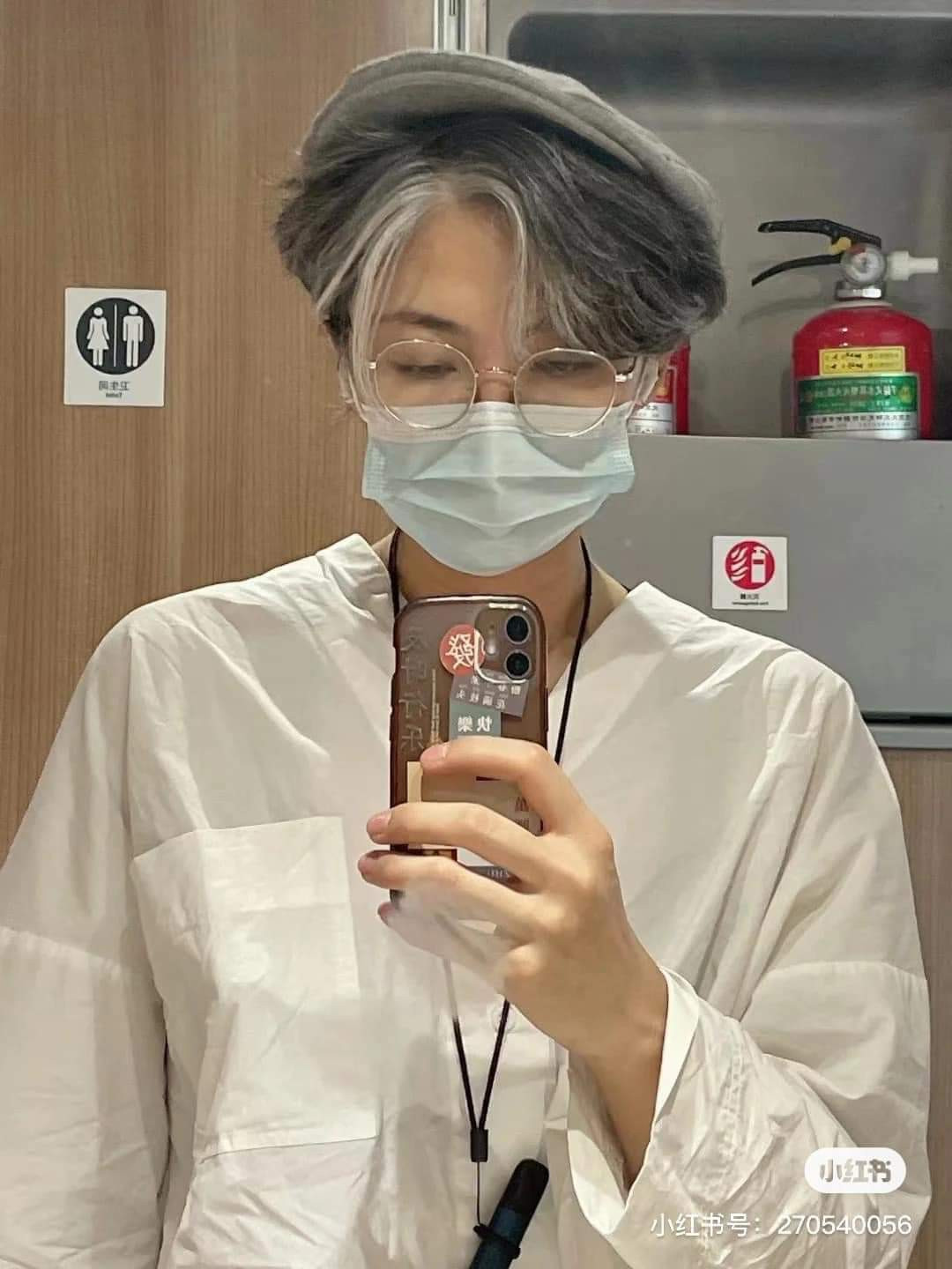 Theo những bức ảnh được cô gái đăng tải, có thể thấy rõ phần tóc trắng đã chiếm gần như hết cả đầu cô gái. Mặc dù lớp tóc bên trong vẫn còn khá đen nhưng bên ngoài đã phủ một màu bạc.