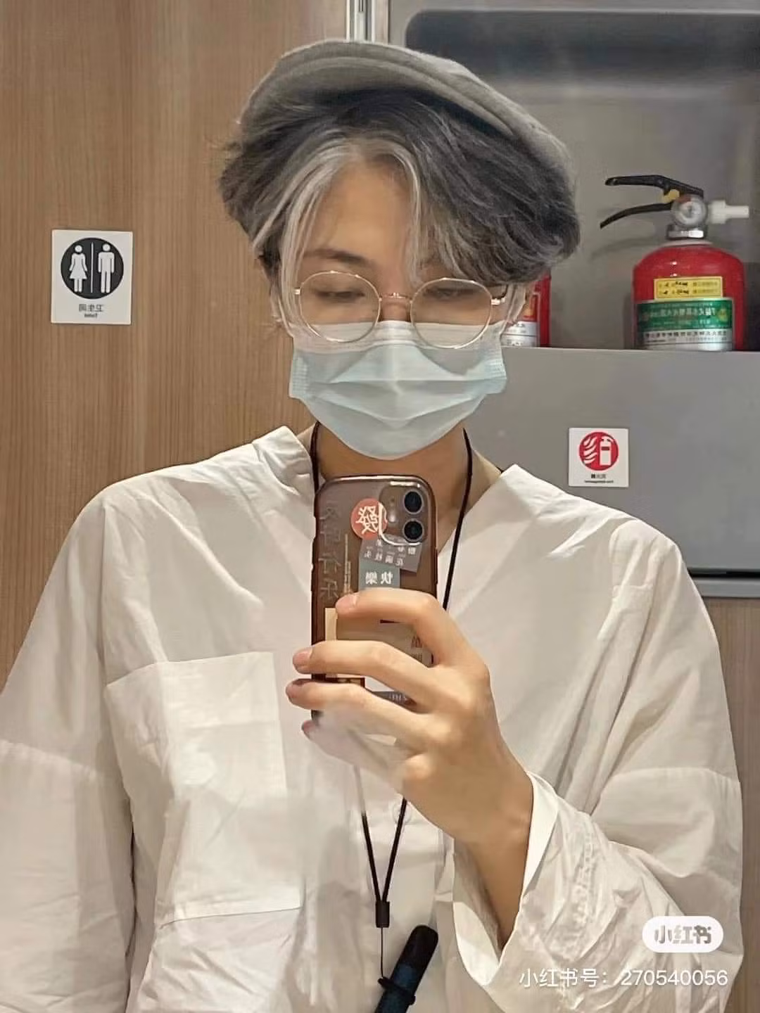 Theo những bức ảnh được cô gái đăng tải, có thể thấy rõ phần tóc trắng đã chiếm gần như hết cả đầu cô gái. Mặc dù lớp tóc bên trong vẫn còn khá đen nhưng bên ngoài đã phủ một màu bạc.