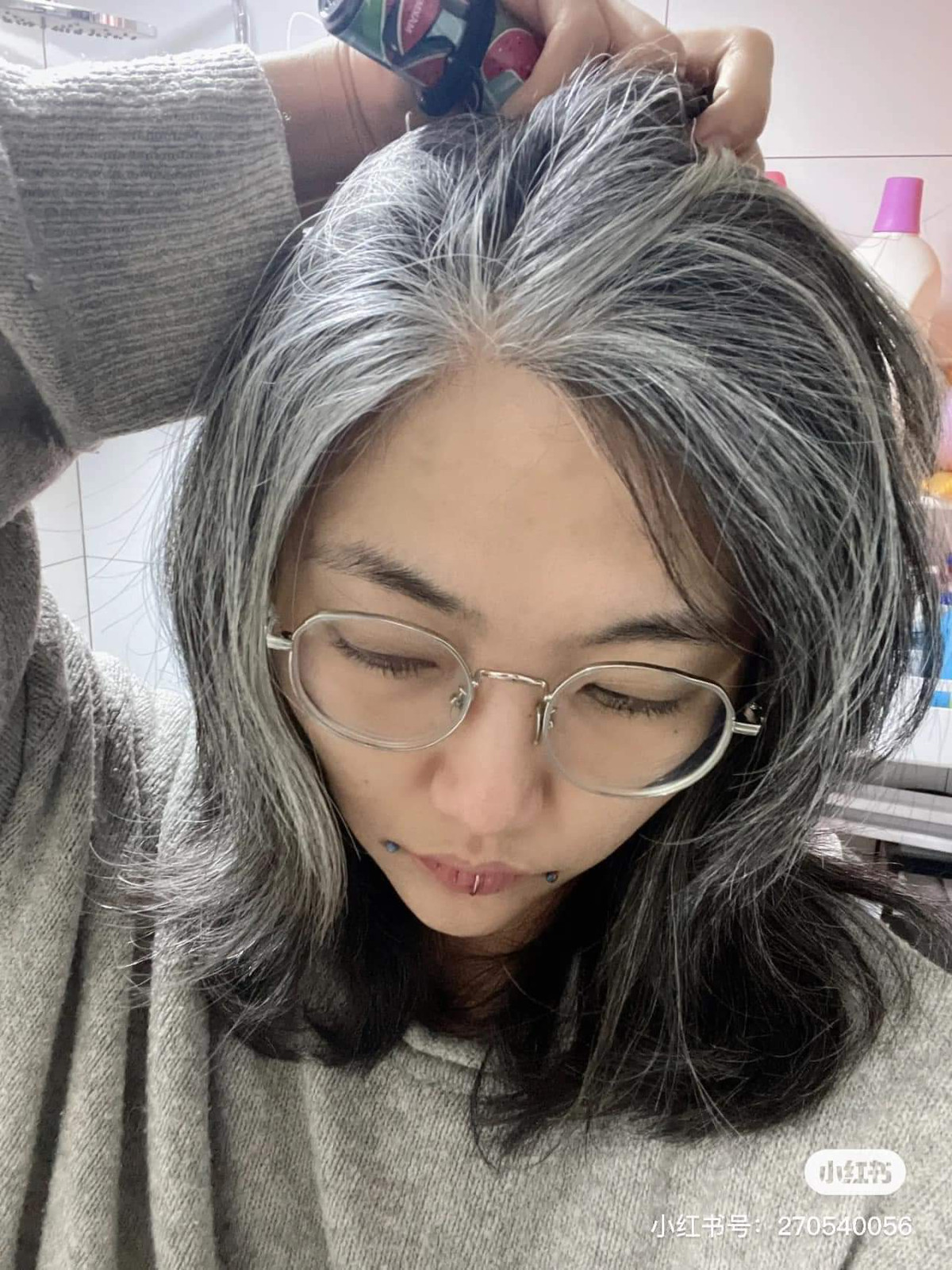 Với kiểu nhuộm tóc này thợ làm tóc sẽ tạo điểm nhấn cho mái tóc bằng cách xen kẽ những lọn tóc với các gam màu sáng hơn 2-3 tông so với màu tóc nền có thể là xanh, tím, trắng, hồng,...