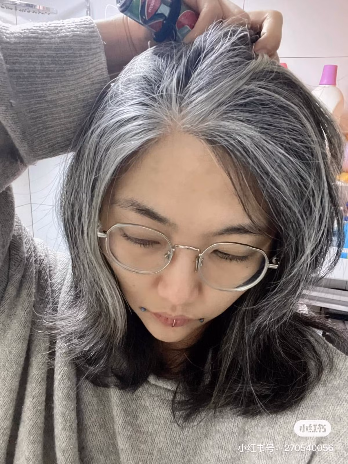 Với kiểu nhuộm tóc này thợ làm tóc sẽ tạo điểm nhấn cho mái tóc bằng cách xen kẽ những lọn tóc với các gam màu sáng hơn 2-3 tông so với màu tóc nền có thể là xanh, tím, trắng, hồng,...