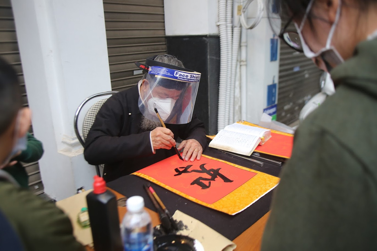 Xin và cho chữ đầu năm là phong tục không thể thiếu đối với nhiều người Việt Nam, đặc biệt là các sĩ tử chuẩn bị bước vào các kì thi quan trọng trong những ngày đầu xuân mới.