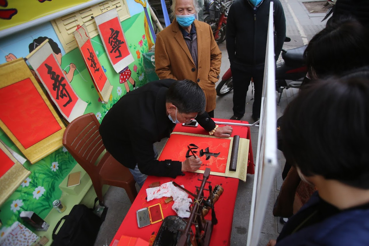 Theo ghi nhận của PV, hoạt động cho chữ phía ngoài Văn Miếu vẫn diễn ra tấp nập, nhộn nhịp.