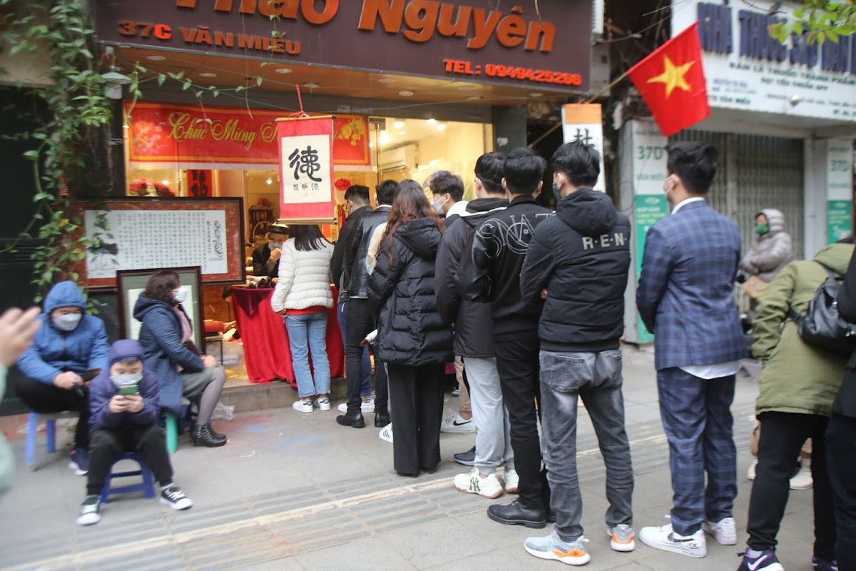 Sĩ tử xếp hàng dài xin chữ trên vỉa hè phố Văn Miếu.