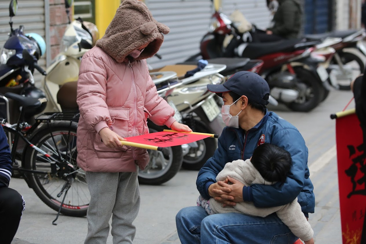 Việc xin chữ đầu năm đã trở thành truyền thống rất lâu đời và trở thành món ăn tinh thần không thể thiếu của người dân Thủ đô.