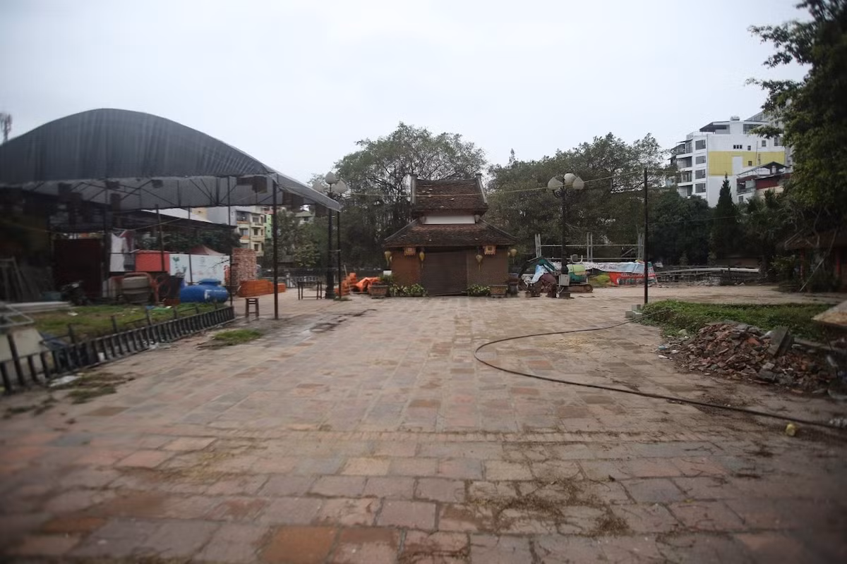 Phía Hồ Văn (Văn Miếu - Quốc Tử Giám), nơi thường diễn ra các hoạt động du xuân truyền thống với hàng trăm gian hàng xin - cho chữ, trở nên trống trải, hoang tàn sau thời gian dài đóng cửa.