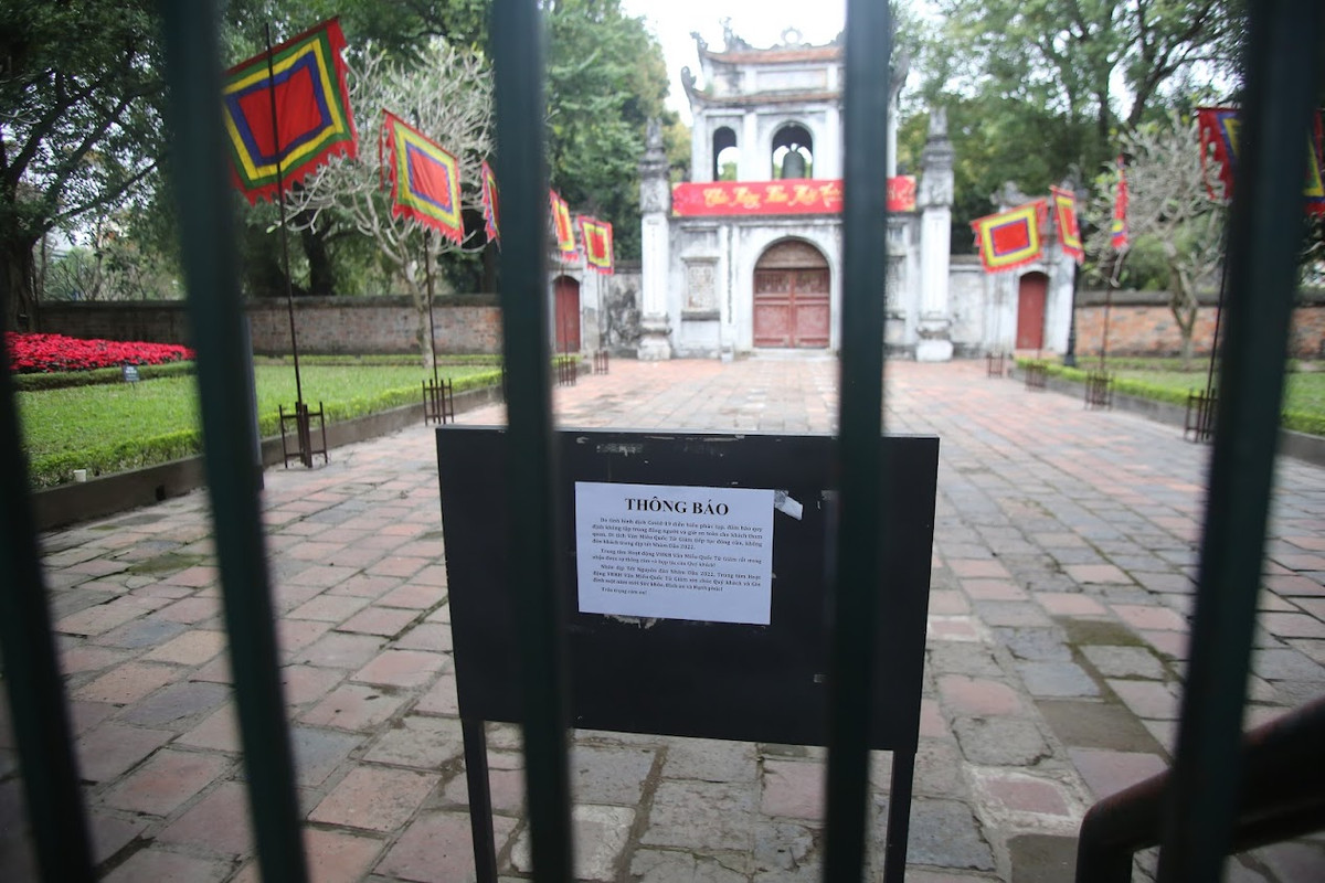 Dù Văn Miếu - Quốc Tử Giám đóng của nhưng theo ghi nhận của PV, lượng người đến đây trong dịp Tết vẫn đông.