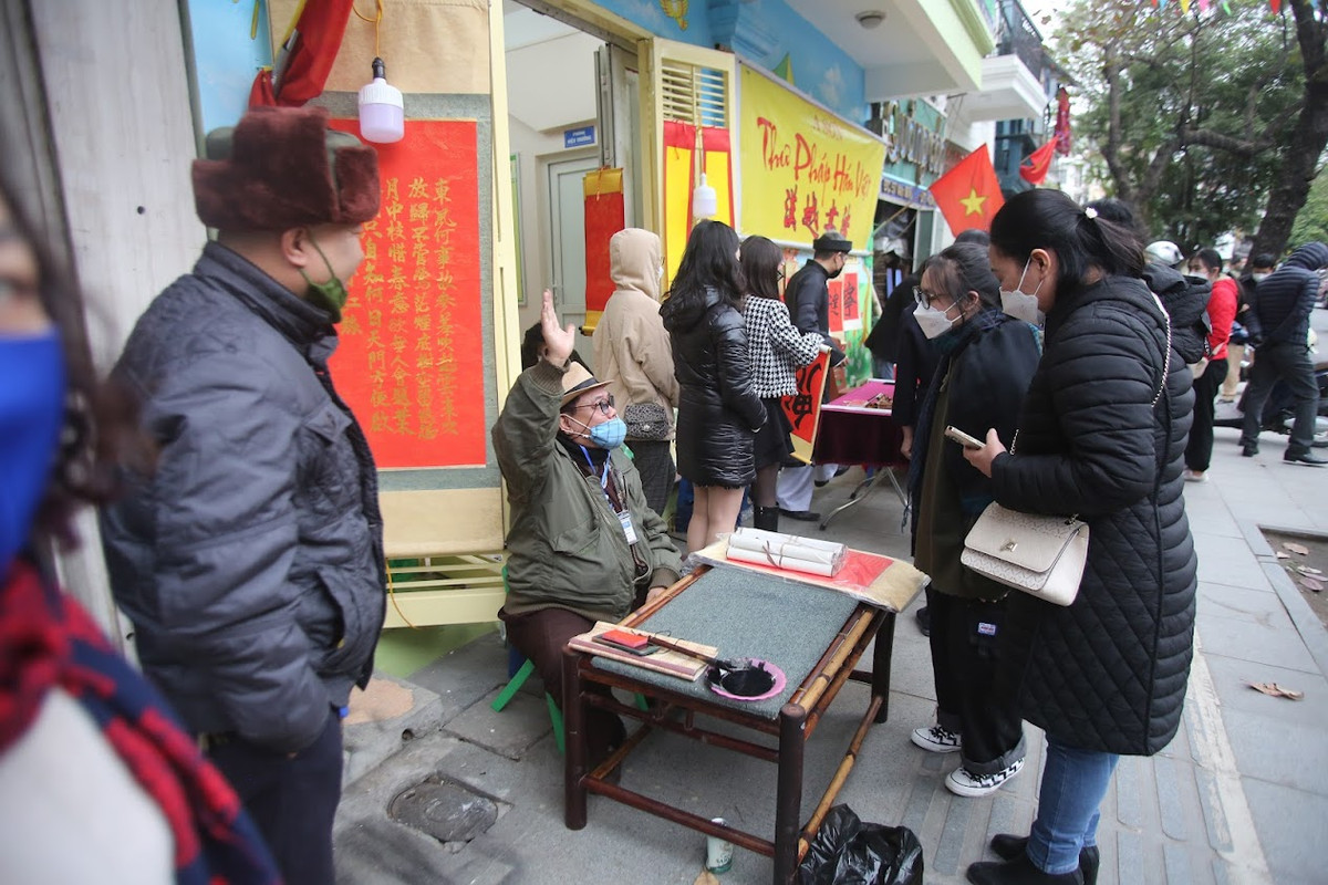 Năm nay do tình hình dịch bệnh nên không gian văn hóa Hồ Văn đối diện với Văn Miếu không tổ chức phố ông đồ nên mọi người phải xin chữ tại các gian hàng phía ngoài mặt đường.