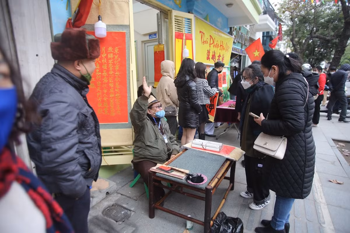 Năm nay do tình hình dịch bệnh nên không gian văn hóa Hồ Văn đối diện với Văn Miếu không tổ chức phố ông đồ nên mọi người phải xin chữ tại các gian hàng phía ngoài mặt đường.