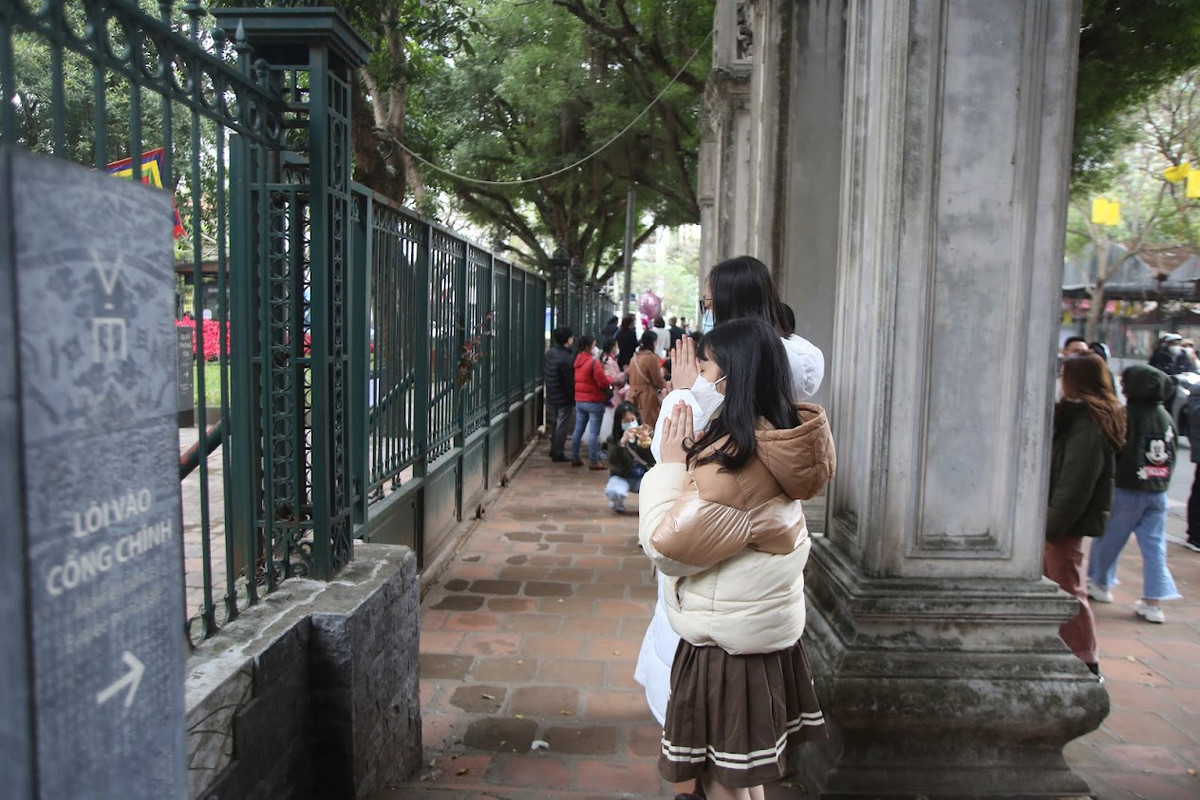 Các sĩ tử cùng phụ huynh vái vọng bên ngoài cửa Văn Miếu - Quốc Tử Giám.